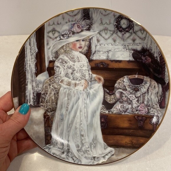 Heirlooms & Lace “Olivia” Collector’s #4 Plate in Series By Corinne Layton 2549A - Picture 4 of 15